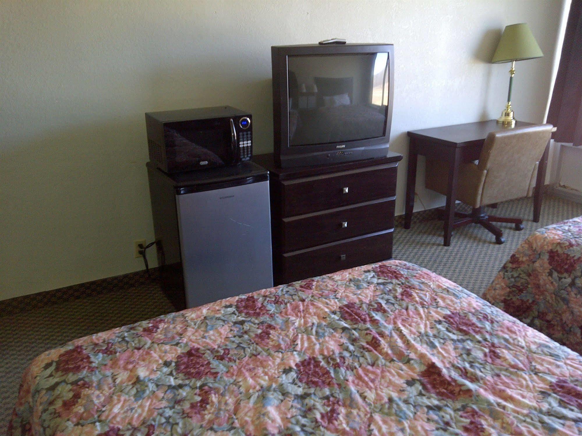 Country Hearth Inn & Suites South Point Exterior photo