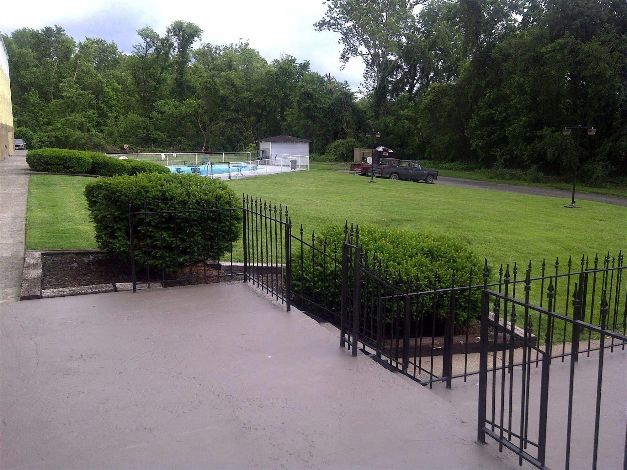 Country Hearth Inn & Suites South Point Exterior photo