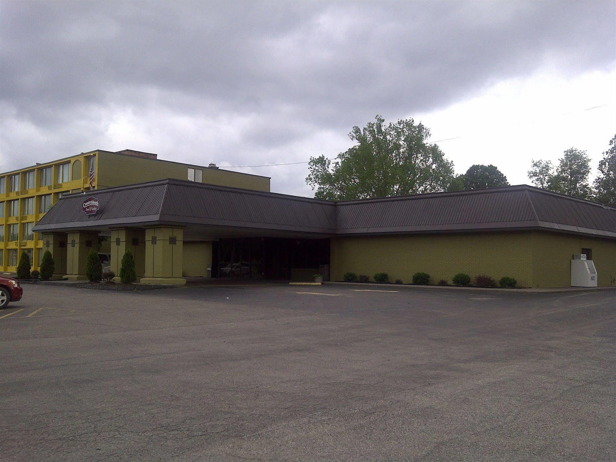 Country Hearth Inn & Suites South Point Exterior photo